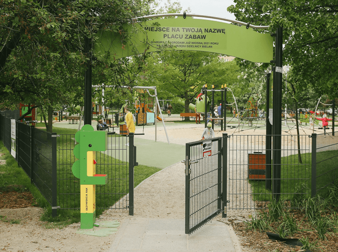 Brama wejściowa do placu zabaw przy Stawach Brustmana