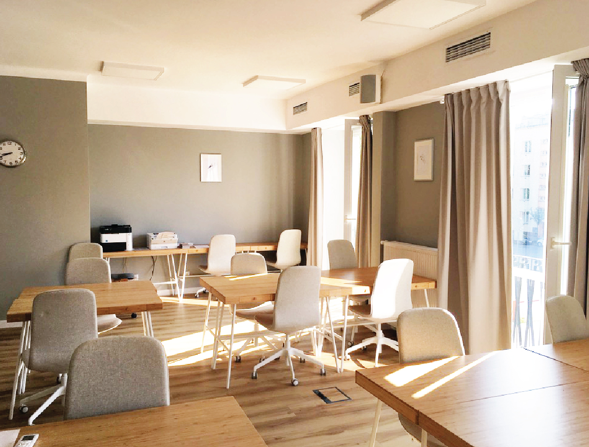 Wnętrza Bielańskiego Integratora Przedsiębiorczych - sala co coworkingu