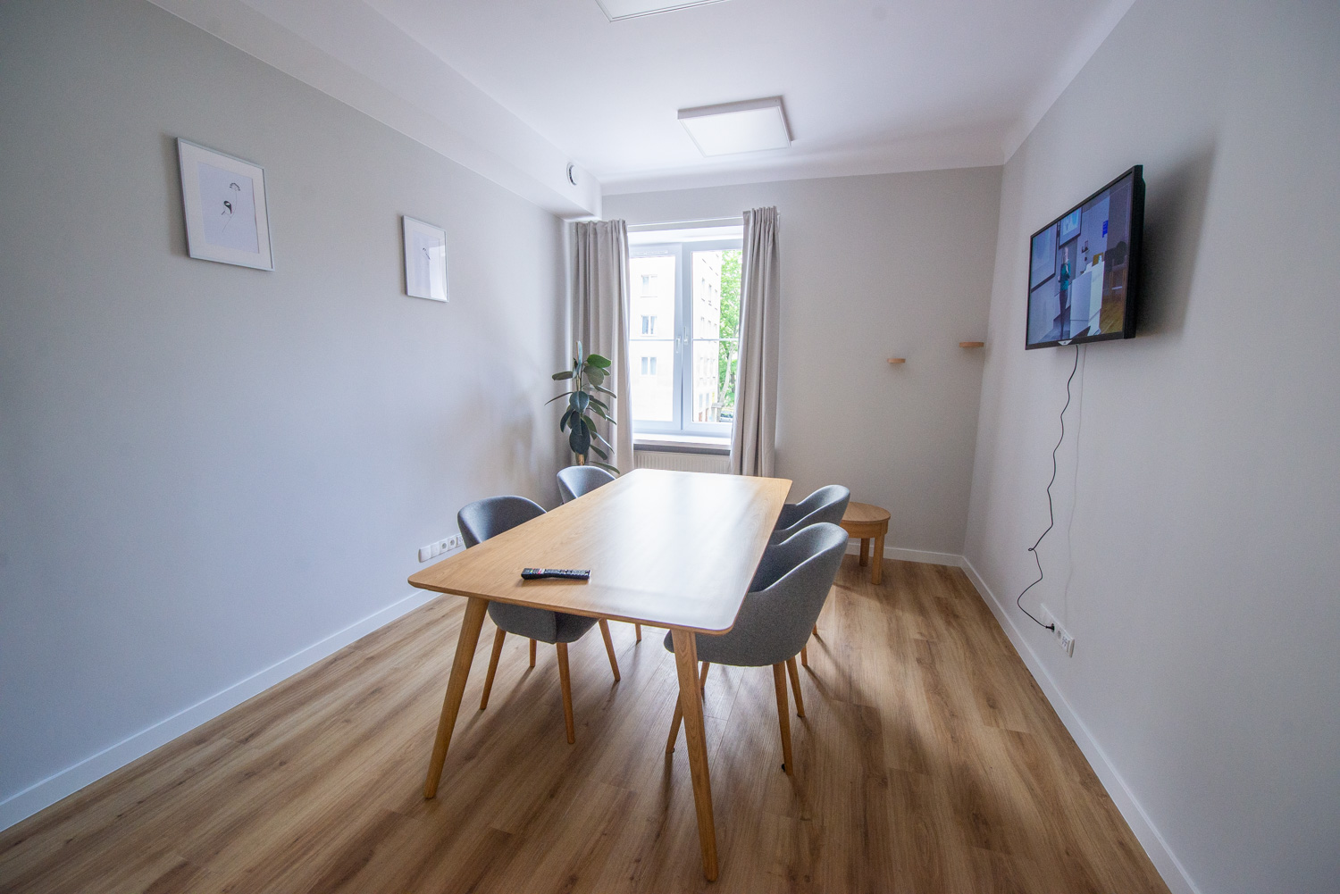 Wnętrza Bielańskiego Integratora Przedsiębiorczych - sala do spotkań