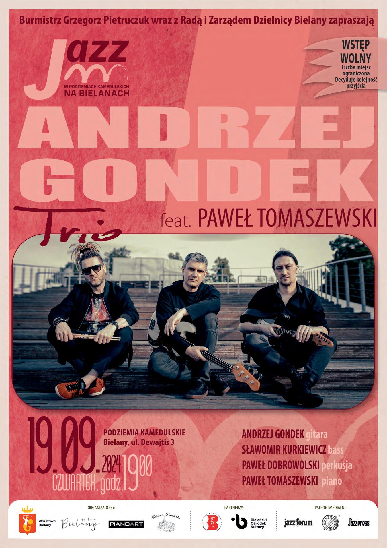 W centrum utrzymanego w różowej tonacji plakatu, znajduje się kolorowe zdjęcie artystów siedzących na schodach na wolnym powietrzu.